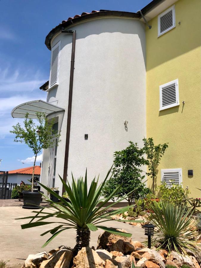 Goldfinch Estate Apartment Banjole Luaran gambar
